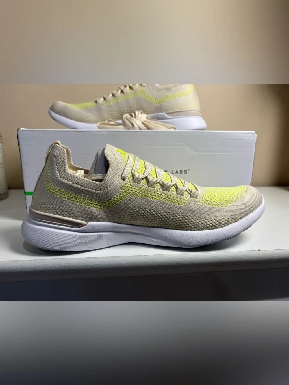 APL TechLoom Breeze Women’s 9 Beach Energy White NIB Extra Laces